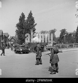 Und der britische Aufrüster der 49. West Riding Infantry Division nähert sich einigen noch bewaffneten deutschen Soldaten, 7. Mai 1945, Militär, zweiter Weltkrieg, Waffen, Niederlande, Foto der Presseagentur des 20. Jahrhunderts, zu erinnerende Nachrichten, Dokumentarfilm, historische Fotografie 1945-1990, visuelle Geschichten, Menschliche Geschichte des zwanzigsten Jahrhunderts, Momente in der Zeit festzuhalten Stockfoto