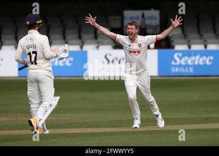 Jamie Porter von Essex appelliert für das Wicket von Keaton Jennings während Essex CCC gegen Lancashire CCC, Friendly Match Cricket im Cloudfm County Groun Stockfoto