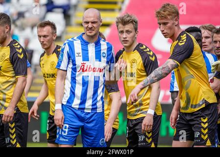 Odense, Dänemark. Mai 2021. Aron Elis Thrrandarson (19) von ob und Casper Tengstedt (17) AC Horsens, gesehen während des 3F Superliga-Spiels zwischen Odense Boldklub und AC Horsens im Nature Energy Park in Odense. (Foto: Gonzales Photo/Alamy Live News Stockfoto