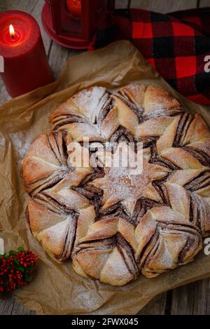 Blick von oben auf einen frisch gebackenen, köstlichen Kuchen mit Zuckerpulver Stockfoto