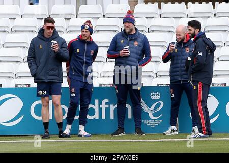 Essex-Spieler und Trainerstab blicken von der Grenze während des Essex CCC gegen Worcestershire CCC, LV Insurance County Championship Group 1 Cricket AT Stockfoto