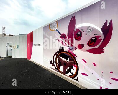 Tokio, Japan. Mai 2021. Das Bild des Maskottchen der Olympischen Spiele 2020 in Tokio ist an einer mit Metallblechen bedeckten Wand in der Nähe einer Baustelle zu sehen. Kredit: Ramiro Agustin Vargas Tabares/ZUMA Wire/Alamy Live Nachrichten Stockfoto