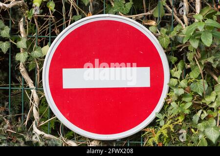 Kein Eintrittschild an einer Hecke Stockfoto