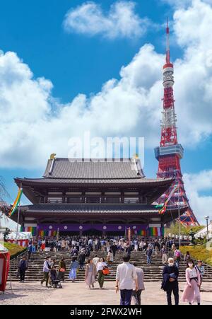 tokio, japan - 05 2020. märz: Touristenmassen im japanischen zojoji-Tempel mit dem Tokyo Tower im Hintergrund während der Gyoki-Daie-Zeremonie in mir Stockfoto