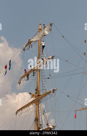 KRI Dewaruci (Indonesische Marine) Die Besatzung setzt die Segel bei einem Besuch der Hochschiffe in Istanbul im Hafen Während der Regatta mit hohen Schiffen Stockfoto