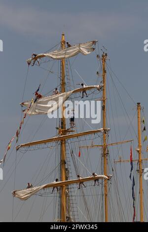 KRI Dewaruci (Indonesische Marine) Die Besatzung setzt die Segel bei einem Besuch der Hochschiffe in Istanbul im Hafen Während der Regatta mit hohen Schiffen Stockfoto