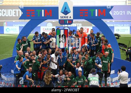 Mailand, Italien, 23. Mai 2021. Feiern Sie mit dem Scudetto-Pokal nach dem Spiel der Serie A bei Giuseppe Meazza, Mailand. Bildnachweis sollte lauten: Jonathan Moscrop / Sportimage Stockfoto