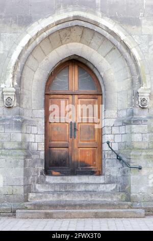 Eine gotische Tür mit spitzem Bogen auf der gotischen Kirche St. Gery (Gaugericus) in Valenciennes. Stockfoto