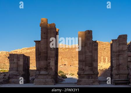 Wahrzeichen Temenos Tor, errichtet während der römischen Herrschaft über die Nabatäer in 2-4.Dekaden n. Chr., archäologische Stätte von Petra, Jordanien Stockfoto