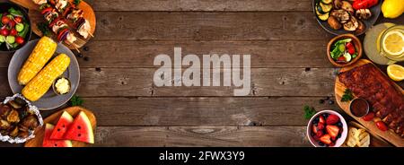 Sommer BBQ oder Picknick Essen doppelseitigen Rand über einem rustikalen Holz Banner Hintergrund. Verschiedene Grillgerichte, Gemüse, Obst, Salat und Kartoffeln. Abov Stockfoto