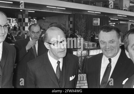 Eröffnung der 58. RAI-Ausstellung von Pkw durch Minister Schut Nr. 21, Minister schut (mit Brille), 13. Februar 1969, Eröffnungsansprachen, Minister, Niederlande, Presseagentur des 20. Jahrhunderts, Foto, Nachrichten zum erinnern, Dokumentarfilm, historische Fotografie 1945-1990, visuelle Geschichten, Menschliche Geschichte des zwanzigsten Jahrhunderts, Momente in der Zeit festzuhalten Stockfoto