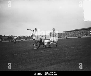 Profifußball Amsterdam gegen Rapid, Spielmomente, 16. Oktober 1954, Profifußball, Sport, Niederlande, Presseagentur des 20. Jahrhunderts, Foto, Nachrichten zum erinnern, Dokumentarfilm, historische Fotografie 1945-1990, visuelle Geschichten, Menschliche Geschichte des zwanzigsten Jahrhunderts, Momente in der Zeit festzuhalten Stockfoto