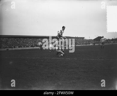 Profifußball Amsterdam gegen Rapid, Spielmomente, 16. Oktober 1954, Profifußball, Sport, Niederlande, Presseagentur des 20. Jahrhunderts, Foto, Nachrichten zum erinnern, Dokumentarfilm, historische Fotografie 1945-1990, visuelle Geschichten, Menschliche Geschichte des zwanzigsten Jahrhunderts, Momente in der Zeit festzuhalten Stockfoto