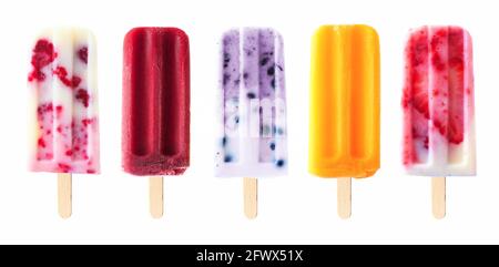 Sortiment von kalten Sommerfrucht-Eiszapfen isoliert auf einem weißen Hintergrund Stockfoto