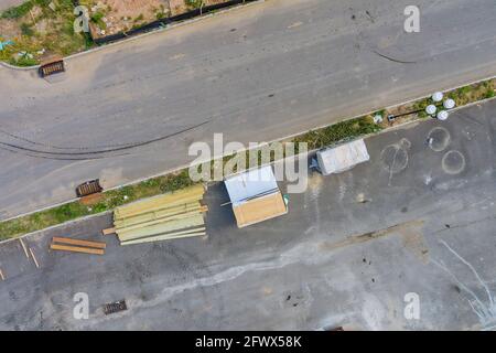 Luftaufnahme der Gabelstaplerholzplatten auf dem Balkenhaus Auf der neuen Hausbau Stockfoto