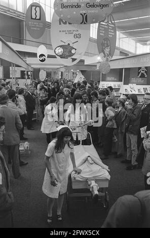 Buchmarkt in RAI, Amsterdam; Gandalf-Parade auf dem Buchmarkt, 23. Oktober 1970, BÜCHER, Eröffnungen, Märkte, Niederlande, Foto der Presseagentur des 20. Jahrhunderts, zu erinnerende Nachrichten, Dokumentarfilm, historische Fotografie 1945-1990, visuelle Geschichten, Menschliche Geschichte des zwanzigsten Jahrhunderts, Momente in der Zeit festzuhalten Stockfoto