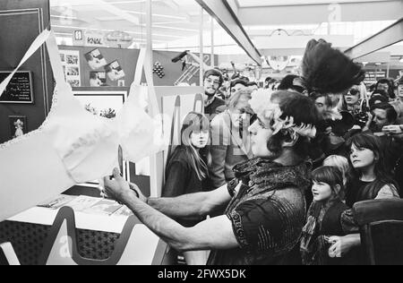 Eröffnung Buchmarkt in RAI, Amsterdam; Gandalf Stand wird von Cutting BH eröffnet, 23. Oktober 1970, BÜCHER, Eröffnungen, Märkte, Niederlande, Foto der Presseagentur des 20. Jahrhunderts, zu erinnerende Nachrichten, Dokumentarfilm, historische Fotografie 1945-1990, visuelle Geschichten, Menschliche Geschichte des zwanzigsten Jahrhunderts, Momente in der Zeit festzuhalten Stockfoto