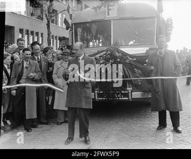 Eröffnung der Buslinie F Amsterdam, 3. Mai 1950, Autobusse, öffentliche Verkehrsmittel, Eröffnungen, Niederlande, Presseagentur des 20. Jahrhunderts, Foto, Nachrichten zum erinnern, Dokumentarfilm, historische Fotografie 1945-1990, visuelle Geschichten, Menschliche Geschichte des zwanzigsten Jahrhunderts, Momente in der Zeit festzuhalten Stockfoto