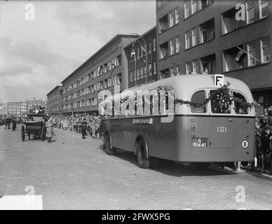 Eröffnung der Buslinie F Amsterdam, 3. Mai 1950, Busse, öffentliche Verkehrsmittel, Niederlande, Presseagentur des 20. Jahrhunderts, Foto, Nachrichten zum erinnern, Dokumentarfilm, historische Fotografie 1945-1990, visuelle Geschichten, Menschliche Geschichte des zwanzigsten Jahrhunderts, Momente in der Zeit festzuhalten Stockfoto