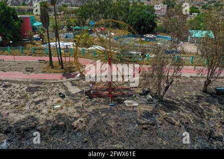 Luftaufnahme des Freizeitparks, Unterhaltungs- und mechanische Spiele La Sauceda en cenizas in Hermosillo, Mexiko. Luftlandschaft, verlassenen Park, vergessen, Vergessen, verkommen, Verschlechtert, trocken, trocken, verbrannt, Bodenbeschaffenheit, Trocken, Bäume, Stillleben, Malaise, (© Foto: LuisGutierrez / NortePhoto.com) Vista aerea del parque recreativo , de diversiones y juegos mecanicos La Sauceda en cenizas en Hermosillo, Mexiko. Paisaje Aereo, parque abandonado, olvidado, olvido, dererioro, deposado, seco, Trocken, Verbrennungsofen, Textura de suelo, seco, Arboles, naturaleza muerta, malesa, (© Foto: LuisGutierr Stockfoto