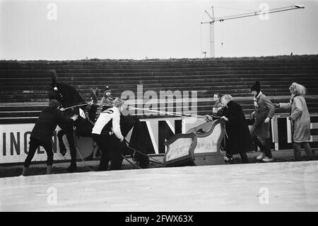 Altes holländisches Eisfest in Alkmaar; Probleme mit Pferdeschlitten, 5. Januar 1980, Arresledes, Niederlande, 20. Jahrhundert Presseagentur Foto, Nachrichten zu erinnern, Dokumentarfilm, historische Fotografie 1945-1990, visuelle Geschichten, Menschliche Geschichte des zwanzigsten Jahrhunderts, Momente in der Zeit festzuhalten Stockfoto