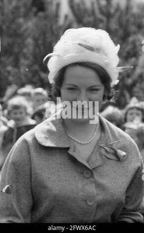 Eröffnung durch S.R.H. Prinzessin Irene von der Flora Nova in Boskoop. Prinzessin Irene während der Führung, 15. April 1961, Blumen, Königshaus, Pflanzen, Prinzessinnen, Ausstellungen, Gartenbau, Niederlande, 20. Jahrhundert Presseagentur Foto, Nachrichten zu erinnern, Dokumentarfilm, historische Fotografie 1945-1990, visuelle Geschichten, Menschliche Geschichte des zwanzigsten Jahrhunderts, Momente in der Zeit festzuhalten Stockfoto