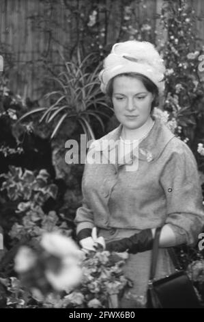 Eröffnung von H. K. H. Prinzessin Irene von der Flora Nova in Boskoop. Prinzessin Irene während der Tour, 15. April 1961, Blumen, königliche Familie, Pflanzen, Prinzessinnen, Ausstellungen, Gartenbau, Niederlande, 20. Jahrhundert Presseagentur Foto, Nachrichten zu erinnern, Dokumentarfilm, historische Fotografie 1945-1990, visuelle Geschichten, Menschliche Geschichte des zwanzigsten Jahrhunderts, Momente in der Zeit festzuhalten Stockfoto