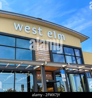 Orlando, FL USA - 1. Mai 2021 : die Außenfassade eines modernen Möbelhauses der West Elm im mittleren Jahrhundert in Orlando, Florida. Stockfoto