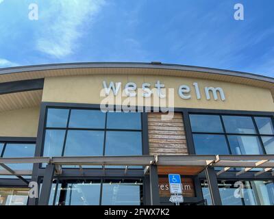Orlando, FL USA - 1. Mai 2021 : die Außenfassade eines modernen Möbelhauses der West Elm im mittleren Jahrhundert in Orlando, Florida. Stockfoto