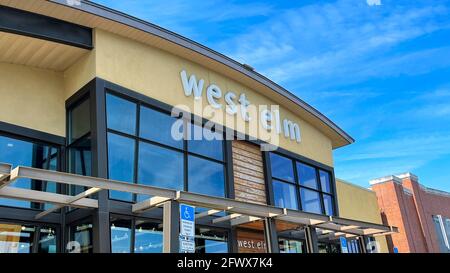 Orlando, FL USA - 1. Mai 2021 : die Außenfassade eines modernen Möbelhauses der West Elm im mittleren Jahrhundert in Orlando, Florida. Stockfoto