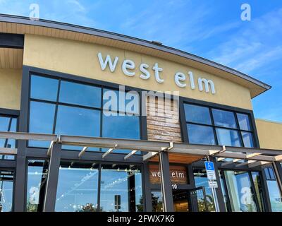 Orlando, FL USA - 1. Mai 2021 : die Außenfassade eines modernen Möbelhauses der West Elm im mittleren Jahrhundert in Orlando, Florida. Stockfoto