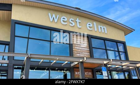 Orlando, FL USA - 1. Mai 2021 : die Außenfassade eines modernen Möbelhauses der West Elm im mittleren Jahrhundert in Orlando, Florida. Stockfoto