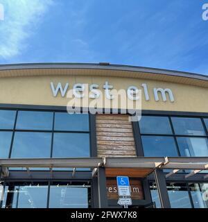 Orlando, FL USA - 1. Mai 2021 : die Außenfassade eines modernen Möbelhauses der West Elm im mittleren Jahrhundert in Orlando, Florida. Stockfoto