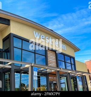 Orlando, FL USA - 1. Mai 2021 : die Außenfassade eines modernen Möbelhauses der West Elm im mittleren Jahrhundert in Orlando, Florida. Stockfoto