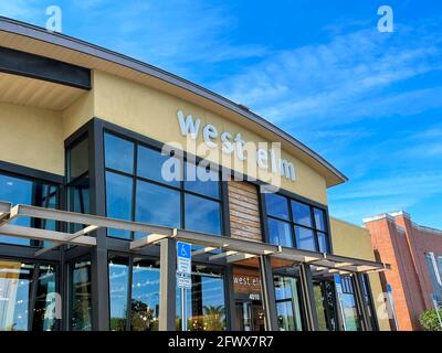 Orlando, FL USA - 1. Mai 2021 : die Außenfassade eines modernen Möbelhauses der West Elm im mittleren Jahrhundert in Orlando, Florida. Stockfoto