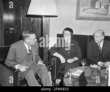 Amsterdam. Die israelische Außenministerin Golda Meir empfing das im Rathaus. Bürgermeister Van Hall im Gespräch mit ihr, 27. Februar 1964, Besuche, Bürgermeister, Gespräche, Minister, Niederlande, Foto der Presseagentur des 20. Jahrhunderts, zu erinnerende Nachrichten, Dokumentarfilm, historische Fotografie 1945-1990, visuelle Geschichten, Menschliche Geschichte des zwanzigsten Jahrhunderts, Momente in der Zeit festzuhalten Stockfoto