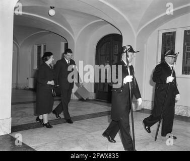 Amsterdam. Die israelische Außenministerin Golda Meir empfing am 27. Februar 1964 in der Stadthalle Besuche, Bürgermeister, Rathaus, Minister, Niederlande, Presseagentur des 20. Jahrhunderts, Foto, Nachrichten zu erinnern, Dokumentarfilm, historische Fotografie 1945-1990, visuelle Geschichten, Menschliche Geschichte des zwanzigsten Jahrhunderts, Momente in der Zeit festzuhalten Stockfoto