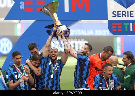 Mailand, Italien, 23. Mai 2021. Spieler und Mitarbeiter des FC Internazionale feiern mit der Trophäe Scudetto nach dem Spiel der Serie A in Giuseppe Meazza, Mailand. Bildnachweis sollte lauten: Jonathan Moscrop / Sportimage Stockfoto