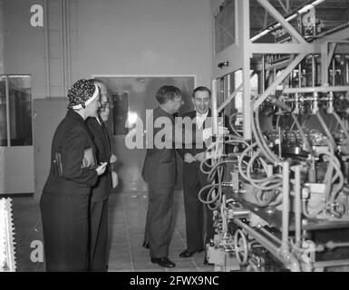 Eröffnung der neuen Glas- und Maschinenfabrik von Philips in Eindhoven durch Minister Professor Dr. J. Zijlstra, 13. März 1958, Openings, Niederlande, 20. Jahrhundert Presseagentur Foto, Nachrichten zu erinnern, Dokumentarfilm, historische Fotografie 1945-1990, visuelle Geschichten, Menschliche Geschichte des zwanzigsten Jahrhunderts, Momente in der Zeit festzuhalten Stockfoto