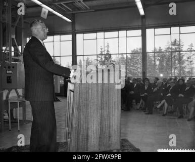 Eröffnung der neuen Glas- und Maschinenfabrik von Philips in Eindhoven durch Minister Professor Dr. J. Zijlstra, 13. März 1958, Openings, Niederlande, 20. Jahrhundert Presseagentur Foto, Nachrichten zu erinnern, Dokumentarfilm, historische Fotografie 1945-1990, visuelle Geschichten, Menschliche Geschichte des zwanzigsten Jahrhunderts, Momente in der Zeit festzuhalten Stockfoto