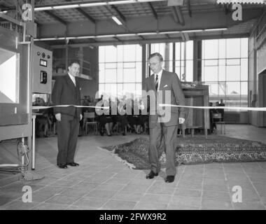 Eröffnung der neuen Glas- und Maschinenfabrik von Philips in Eindhoven durch Minister Professor Dr. J. Zijlstra, 13. März 1958, Openings, Niederlande, 20. Jahrhundert Presseagentur Foto, Nachrichten zu erinnern, Dokumentarfilm, historische Fotografie 1945-1990, visuelle Geschichten, Menschliche Geschichte des zwanzigsten Jahrhunderts, Momente in der Zeit festzuhalten Stockfoto