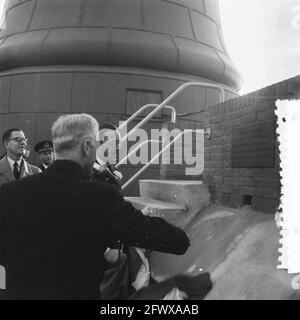 Eröffnung der Radarinstallation in IJmuiden von Prinz Bernhard, 1. november 1951, Radar, Niederlande, Foto der Presseagentur des 20. Jahrhunderts, Nachrichten zur Erinnerung, Dokumentarfilm, historische Fotografie 1945-1990, visuelle Geschichten, Menschliche Geschichte des zwanzigsten Jahrhunderts, Momente in der Zeit festzuhalten Stockfoto