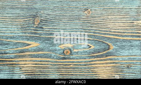 Blau lackierter massiver Kiefernholz Textur Hintergrund. Hintergrund von gealtertem Kiefer Massivholz. Detail einer verwitterten Holzoberfläche. Stockfoto