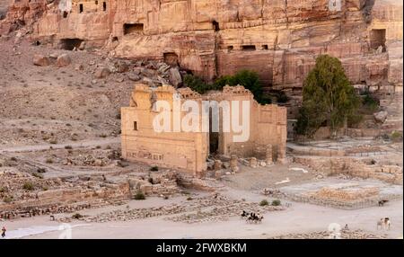 Draufsicht auf Qasral-Bint far'un, Schloss der Tochter des Pharaos, freistehendes Denkmal, Haupttempel der nabatäischen Kultur in Petra, Jordanien Stockfoto