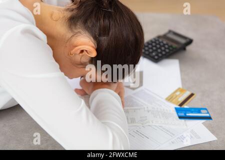 Depressive Geschäftsfrau, die an ihrem Schreibtisch im Büro sitzt Stockfoto