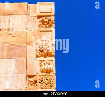 Reliefs in Stein gemeißelt auf dem linken Pilaster des Temenos-Tors, floral, geometrisch, Büstenmotive, archäologische Stätte von Petra, Jordanien Stockfoto