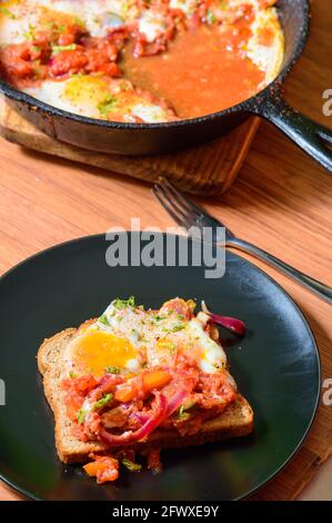 Shakshuka. Maghrebi Tomate Pochiertes Ei Frühstücksgericht Stockfoto
