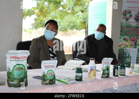 Mmakanke Village, Botswana. Mai 2021. Die Produkte von Moringa werden am 30. April 2021 auf einem moringa Farmers' Gathering im Dorf Mmakanke, Bezirk Kweneng, Botswana, präsentiert. Kredit: Sharon Tshifa/Xinhua/Alamy Live Nachrichten Stockfoto