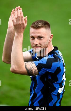 Mailand, Italien. 23 Mai 2021. Milan Skriniar vom FC Internazionale zeigt sich während der Preisverleihung nach dem Fußballspiel der Serie A zwischen dem FC Internazionale und Udinese Calcio. Der FC Internazionale gewann 5-1 gegen Udinese Calcio. Kredit: Nicolò Campo/Alamy Live Nachrichten Stockfoto