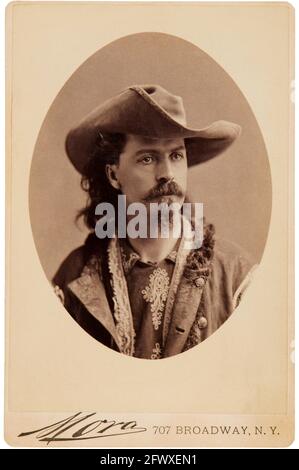 1885 Ca, New York, USA: Der gefeierte Colonel William Frederick CODY, bekannt als BUFFALO BILL (1846 - 1917) zur Zeit der WILD WEST SHOW. Foto von Mora , New York - Epopea del Selvaggio WEST - Cowboy - Cow-Boy - Circus - uomo anziano vecchio - älterer Mann - Baffi - barba - Bart - Schnurrbart - Circo - Hut - cappello --- Archivio GBB Stockfoto